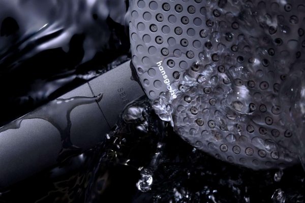 Moderne hansgrohe Strahlscheibe mit Select-Technologie unter fließendem Wasser in edler dunkler Optik.