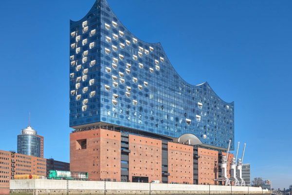 Die Elbphilharmonie mit ihrer modernen Glasfassade auf einem historischen Backsteinspeicher im Hamburger Hafen.