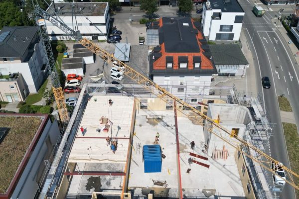 Baufortschritt der mehrgeschossigen Holzbau-Aufstockung der Sparkasse Freilassing