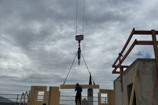 Präziser Einhub eines Holzträgers in Elementbauweise