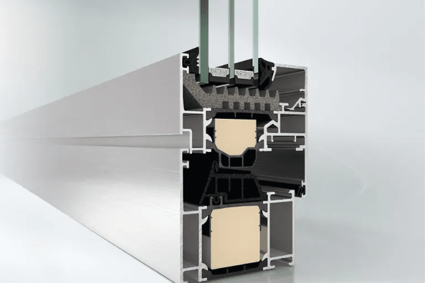 Profilschnitt vom Schüco Fenstersystem AWS 75.SI+ mit Dreifachverglasung für eine hocheffiziente Wärmedämmung.