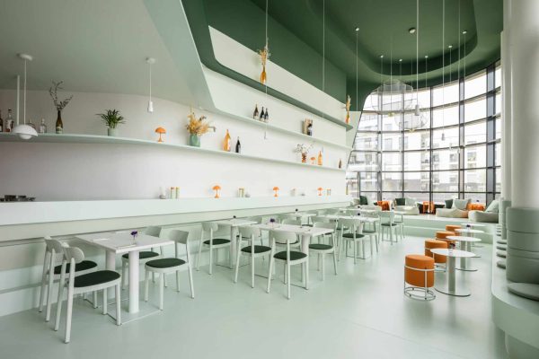 JUNG Schalter in Le Corbusier Farbtönen im grünen Interieur des Bistros Goldmarie für ein stimmiges Farbkonzept.