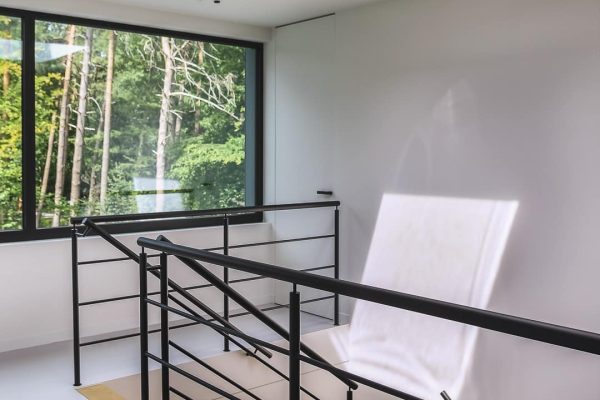 Helles Treppenhaus mit Oberlicht und einer fugenlosen, emissionsarmen Designboden-Beschichtung.