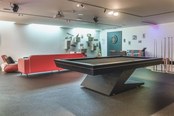 Großzügiger Freizeitbereich mit Billardtisch und strapazierfähigem Steinteppich in einer modernen Man Cave.