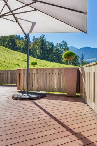Belastbarkeit, kombiniert mit edler Holzoptik: „Die Naturlinie“ überzeugt mit ihrem natürlich anmutenden Farbverlauf und einer individuellen Maserung. Jede Diele ist ein Unikat, sie wird ohne sichtbare Verklammerung verlegt. © NATURinFORM/Jean-Stéphane Mus, Innfocus Photography