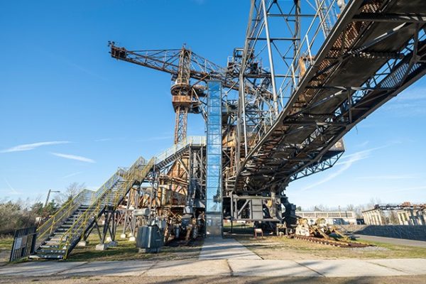 Gen2 Life Glasaufzug an einem historischen Bagger der Ferropolis Stiftung Industriekultur in Gräfenhainichen.