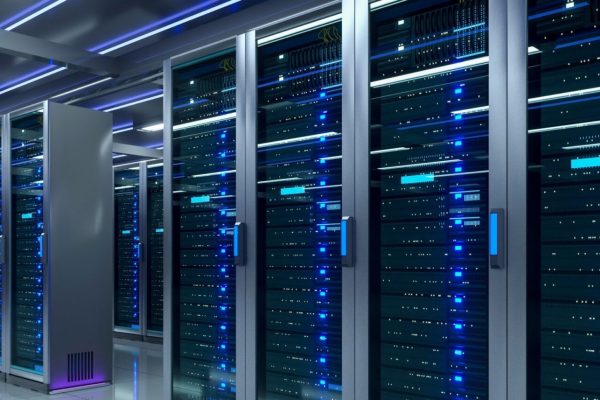 Moderne Server-Racks mit blauer Beleuchtung im Otis Robust Rechenzentrum für eine effiziente IT-Infrastruktur.