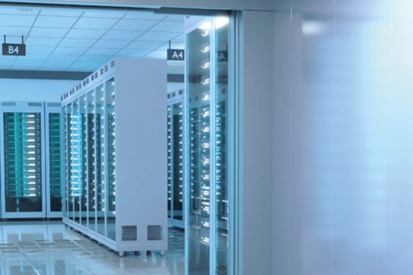 Otis Robust Aufzugslösung in einem modernen Rechenzentrum mit beleuchteten Server-Racks und IT-Infrastruktur.