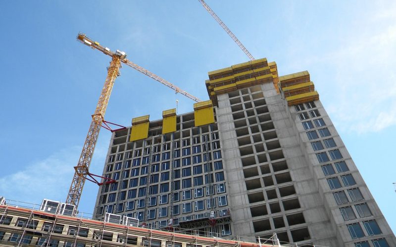 Hochbauprojekt im Rohbau mit mehreren Baukränen