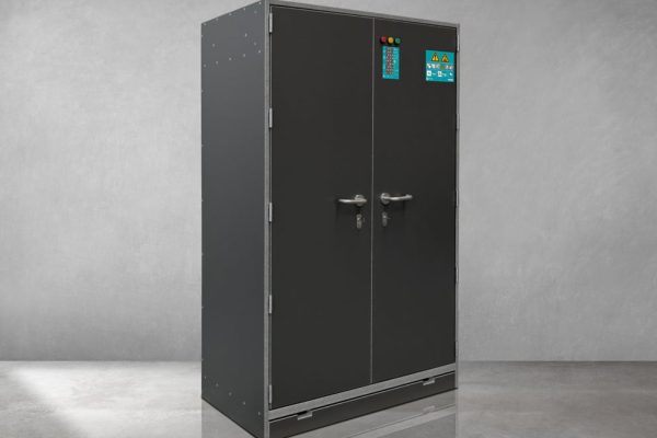 Geschlossener Lagerschrank für Lithium-Ionen-Akkus in Anthrazit mit Sicherheitshinweisen vor grauer Wand.