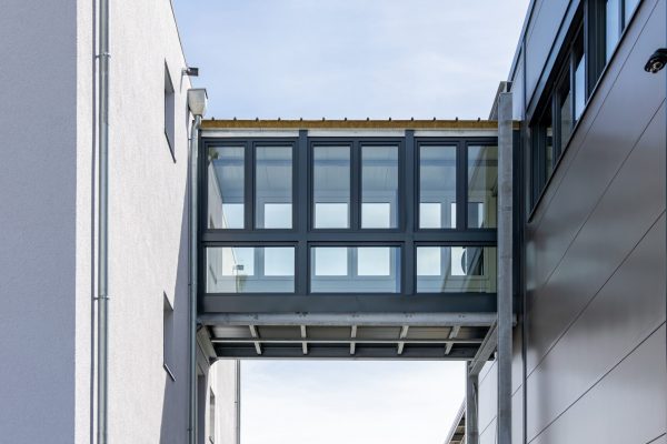 Verbindung Stahlhalle mit Massivbau - HALTEC