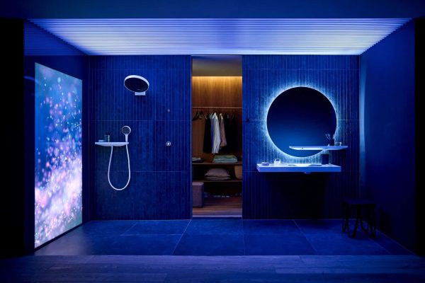 Modernes Badezimmer mit blauem Ambient-Licht und Regendusche bietet pure Entspannung im Bad vor dem Spiegel.
