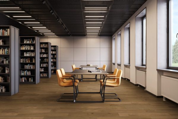 Moderne Bibliothek mit REGUPOL infinitium Bodenbelag für eine ruhige Arbeitsatmosphäre und bessere Akustik.