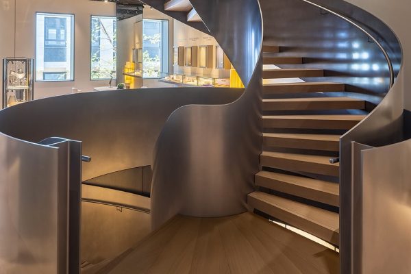 Skulpturale Treppe mit Flüssigmetallbeschichtung