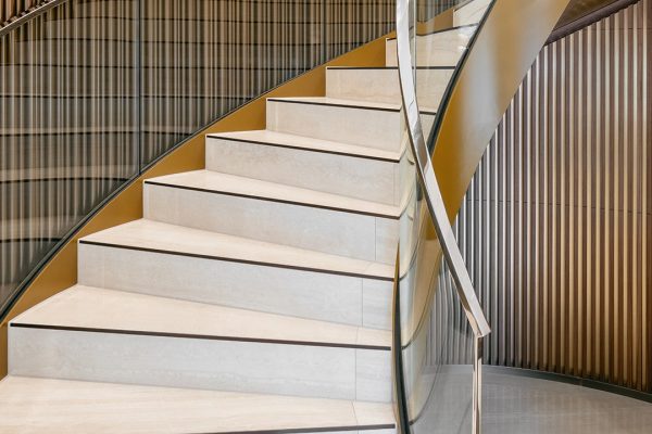 Designtreppe mit filigranem Ganzglasgeländer