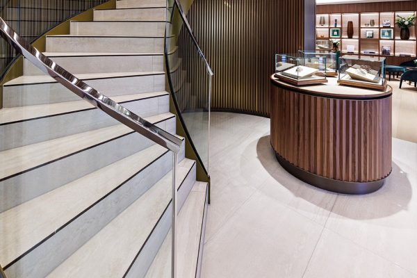 Freitragende Metalltreppe im Juweliergeschäft Böhnlein
