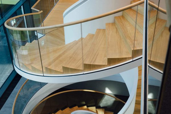 Elegante Stahltreppe mit Ganzglasgeländer