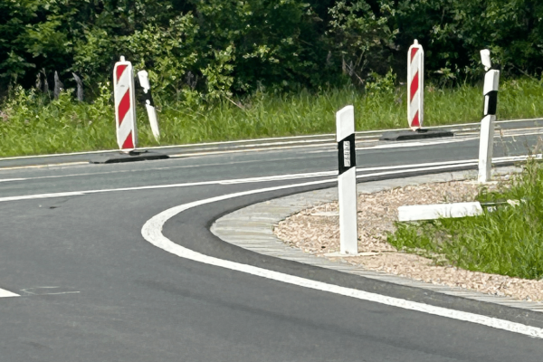 EHL Bankettplatten am Fahrbahnrand einer Autobahn im Tiefbau zur Befestigung der Bankette mit Leitpfosten.