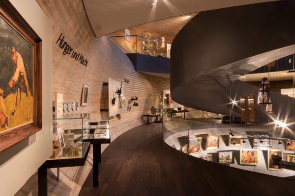 Moderne Treppe von METALLART in der Wunderkammer des Brotes Asten inmitten der Ausstellung Hunger und Macht.