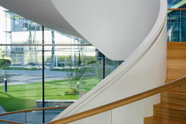 Treppe mit integriertem Handlaufeingriff