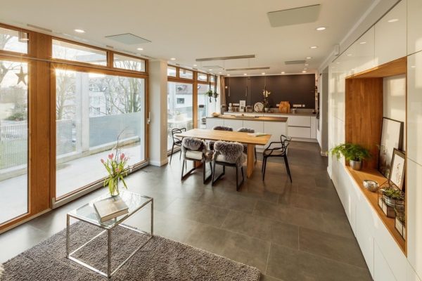Vitramo Infrarotheizung an der Decke eines hellen Wohnraums mit großen Fensterfronten im modernen Neubau.