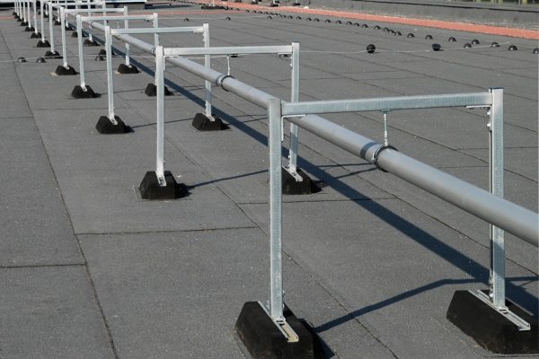 Walraven Dämpfungssockel Typ A4 zur stabilen Befestigung von Rohrleitungen auf einem Flachdach im Außenbereich.