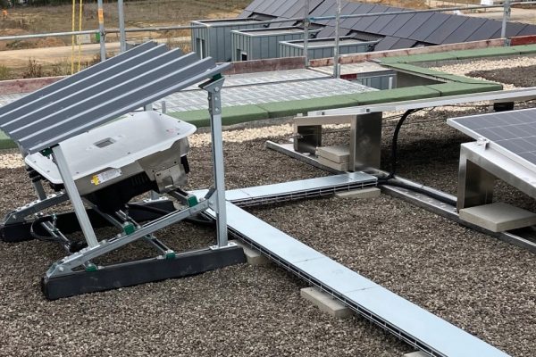 Walraven Dämpfungssockel Typ A5 unter einer Metallkonstruktion für PV-Anlagen auf einem Kiesdach.