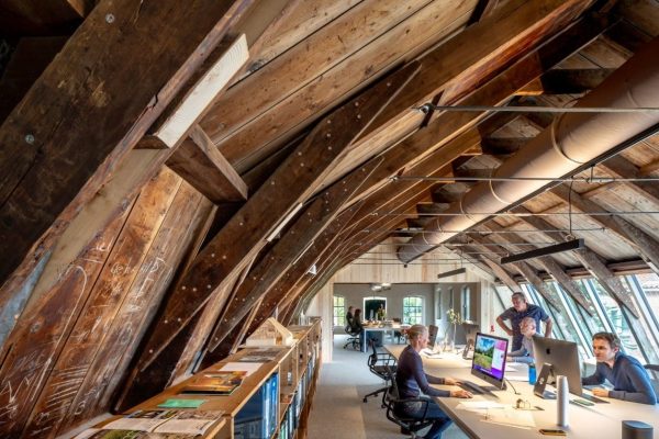 Modernes Büro von J.O.N.G. architecten in Balk. Weiterbauen im Bestand in einer Schmiede mit markantem Holzgebälk.