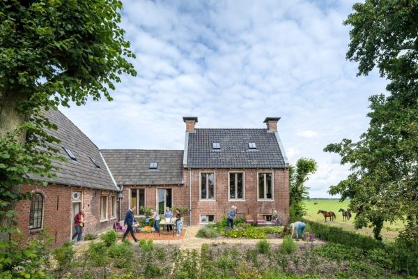 Menschen im Garten des Klosters Westerhûs in Jorwert als Beispiel für gelungenes Weiterbauen im Bestand.