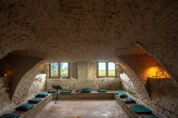 Kapelle im historischen Milchkeller mit Ziegelgewölbe im Westerhûs Jorwert als Beispiel für Weiterbauen im Bestand.