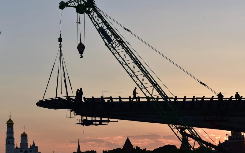 Ingenieurbau beim Brückenbau Kranmontage in der Abenddämmerung