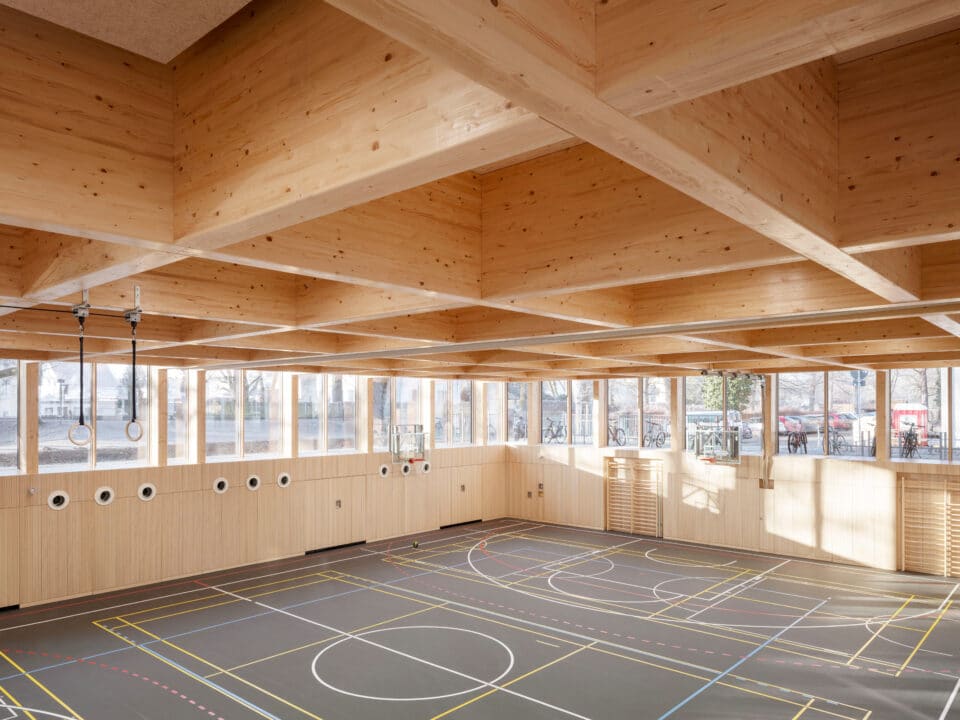 Große Glasflächen schaffen lichtdurchflutete Sporthallen