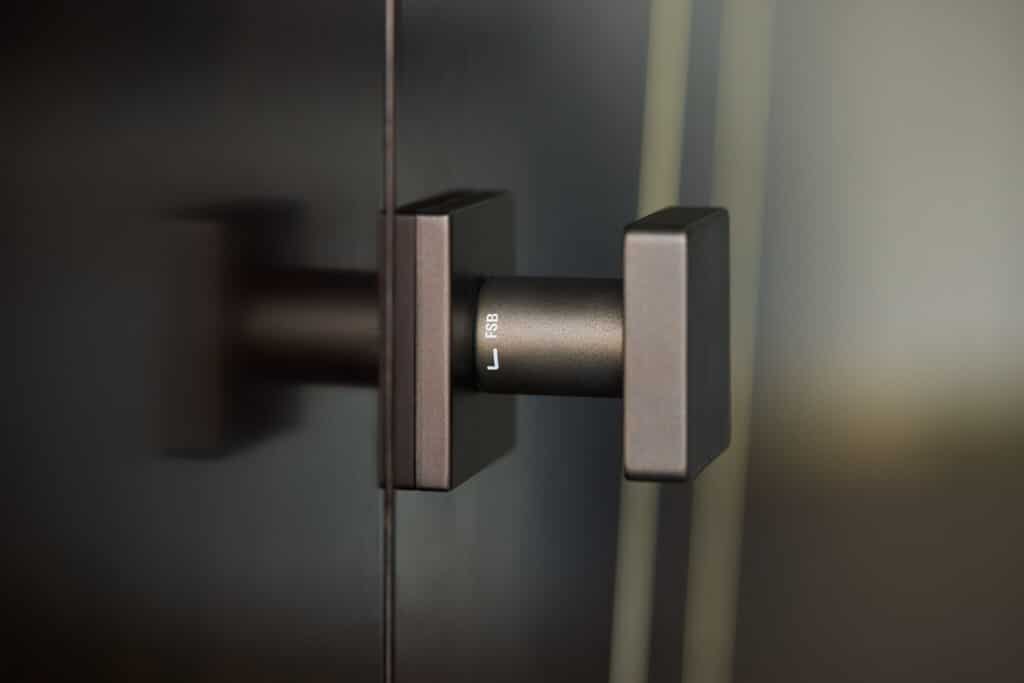 Nahaufnahme eines FSB Türdrückers in dunkler Bronze an einer hochwertigen Tür.