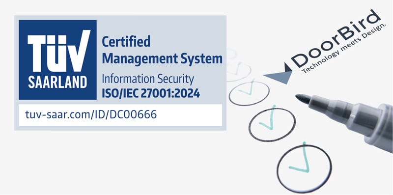 Zertifizierungsgrafik mit dem Logo des TÜV Saarland, Hinweis auf das zertifizierte Managementsystem für Informationssicherheit gemäß ISO/IEC 27001:2024 und einem blauen Hakenstift. Rechts oben ist das DoorBird-Logo mit dem Slogan „Technology meets Design“ zu sehen.
