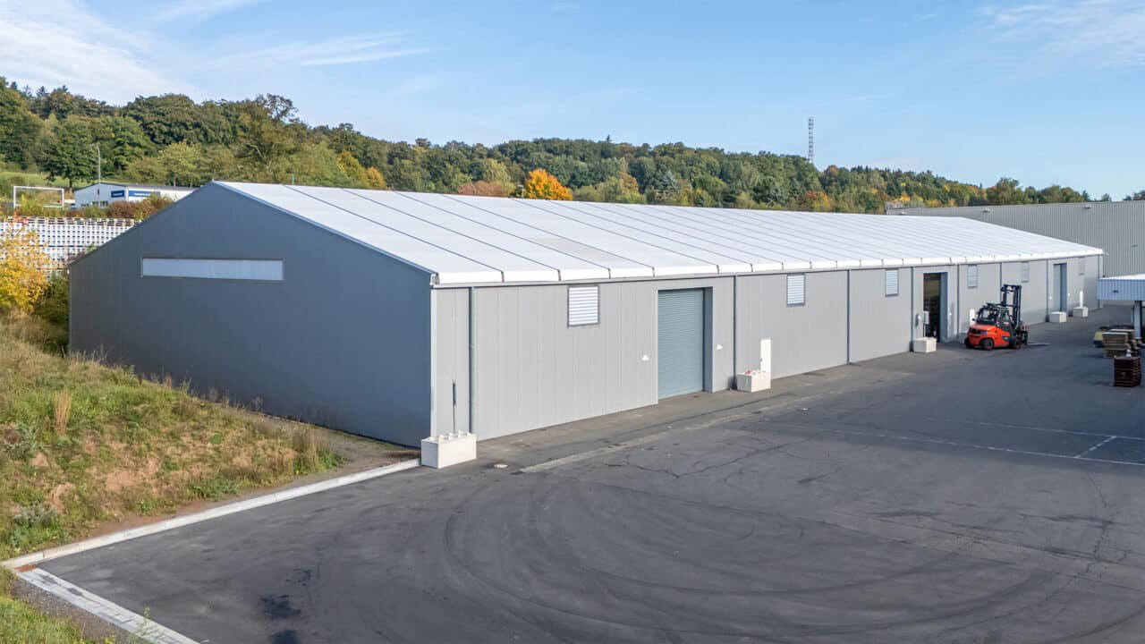 Leichtbauhalle außen energetische Sanierung Gewerbehalle Gebäudehülle Bestand