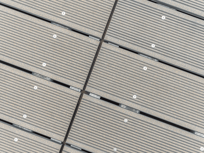 Als öffentlich zugängliche Fläche, zudem als Terrasse über 60 Zentimetern Höhe, war ein Terrassenbelag mit einer „Allgemeinen bauaufsichtlichen Zulassung“ (AbZ) erforderlich: „Die Beliebte massiv“ mit Zulassungsnummer Z-10.9-484 wurde mit der vorgeschriebenen Unterkonstruktion nach Zulassungsvorschrift verlegt. Mit dem Einbau des neuen Dielenbelags wurde die Firma Paintner Holzbau aus Ergolding im Januar 2022 beauftragt.