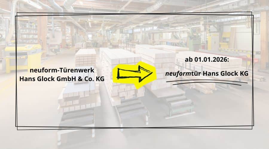 Grafik zur Namensänderung des Unternehmens: Links steht „neuform-Türenwerk Hans Glock GmbH & Co. KG“, rechts „ab 01.01.2026: neuformtür Hans Glock KG“. In der Mitte zeigt ein gelber Pfeil den Übergang, im Hintergrund eine Produktionshalle mit Holzmaterialien.