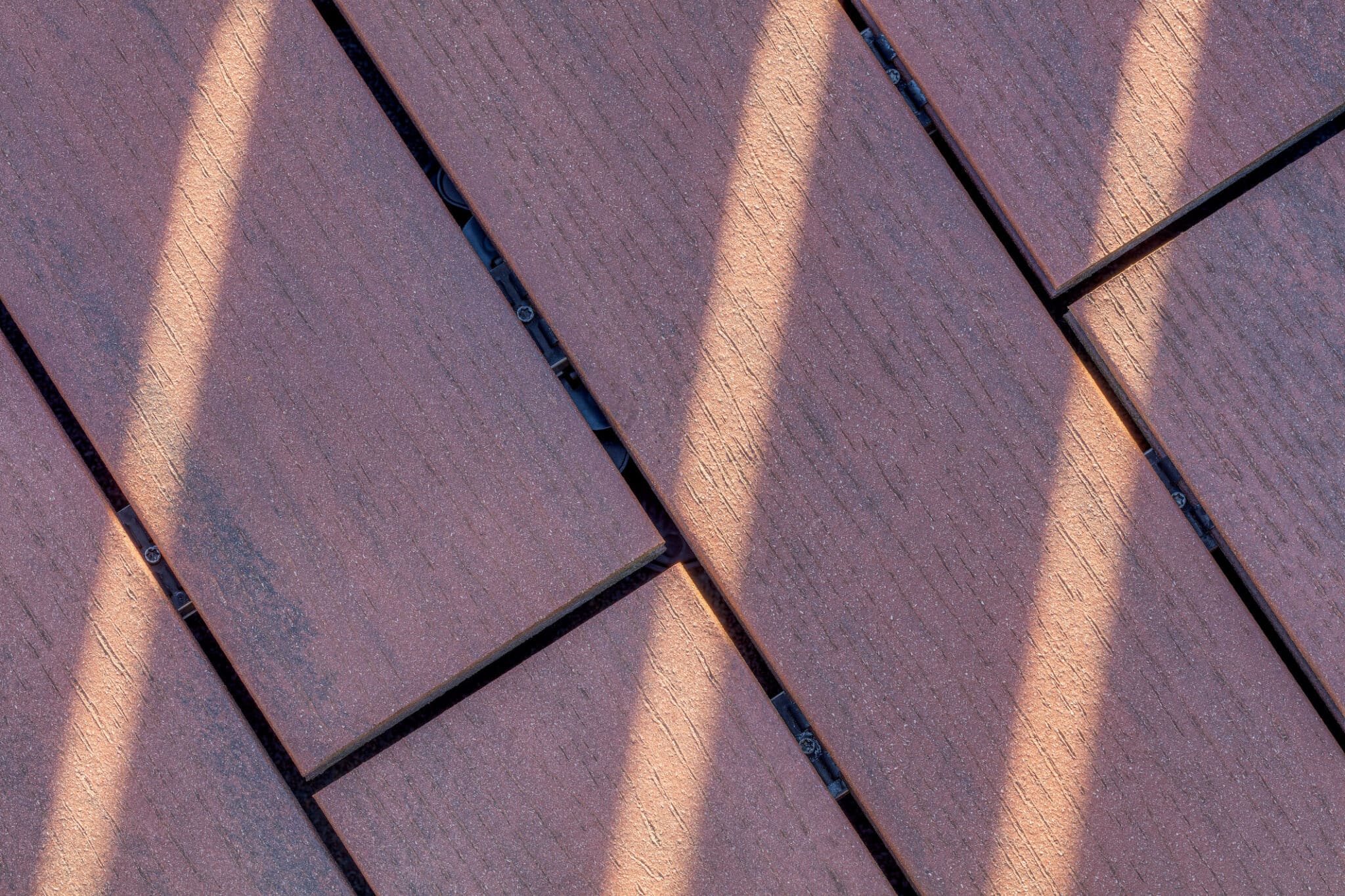 Auf einer Betondecke als Untergrund verlegte ein regionaler Fachbetrieb die Dielen auf über tausend Terrassenfüßen aus dem Zubehörprogramm von Naturinform. © NATURinFORM/Jean-Stéphane Mus, Innfocus Photography