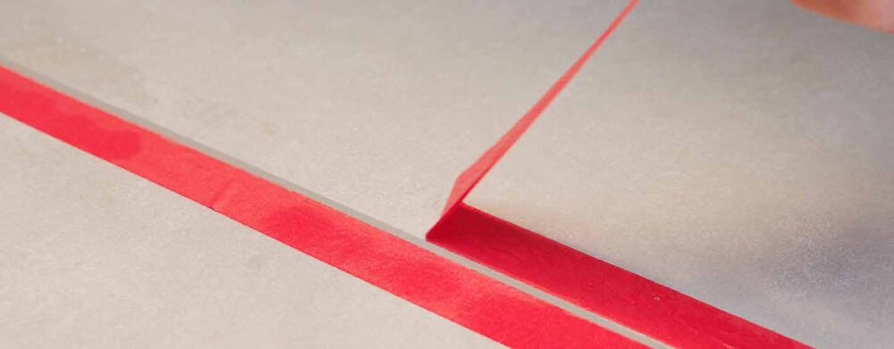 Sopro Fugenmasse wird in abgeklebt vorbereitete Fliesenfuge eingebracht.