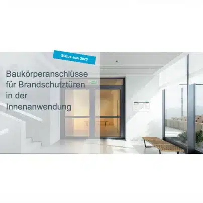 Titelbild einer Planungsmappe zu Baukörperanschlüssen für Brandschutztüren in der Innenanwendung, gezeigt mit einer modernen Brandschutztür in einem hellen Gebäudeflur.