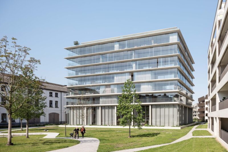 In den ersten beiden Stockwerken befinden sich Maisonette-Wohnungen, die Geschosse darüber sind eingeschossigen Apartments vorbehalten. Auf dem Dach wurden zwei Penthäuser realisiert. © Ulrich Schwarz für Solarlux GmbH