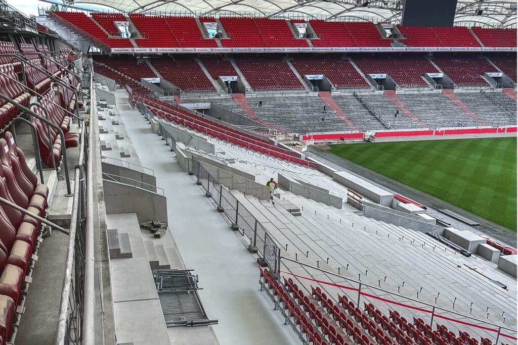 Blick auf eine Tribüne im Stadion während der Bauphase mit frisch beschichtetem Boden
