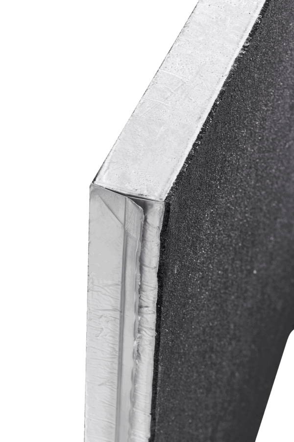 Nahaufnahme eines Vakuum-Isolationspaneels mit einseitiger Aluminium-Kaschierung; die feine Schichtstruktur und der Kern des hochdämmenden VIP sind deutlich sichtbar.