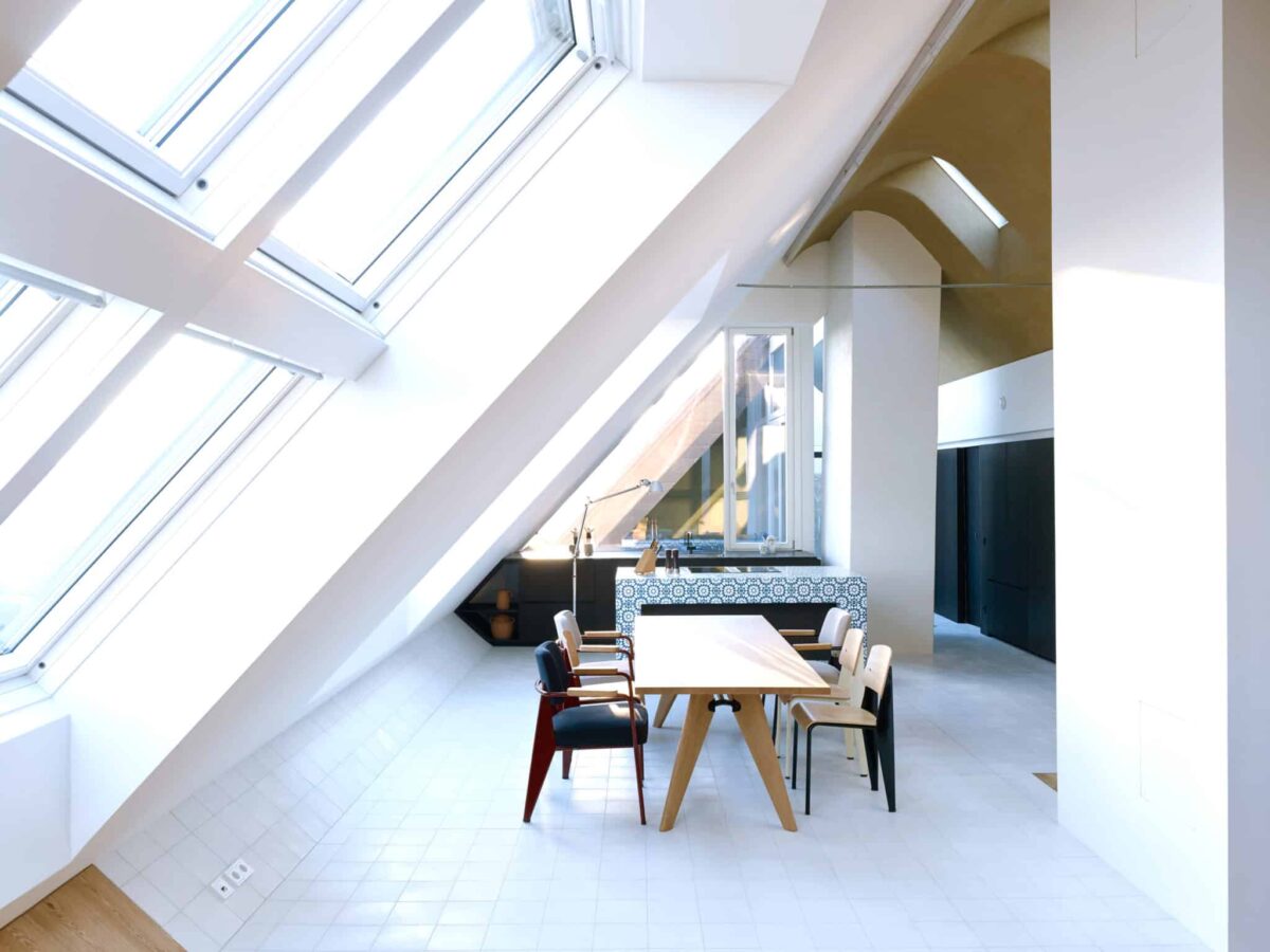 Großzügiger Dachgeschossraum mit Essbereich und großflächigen Dachfenstern.