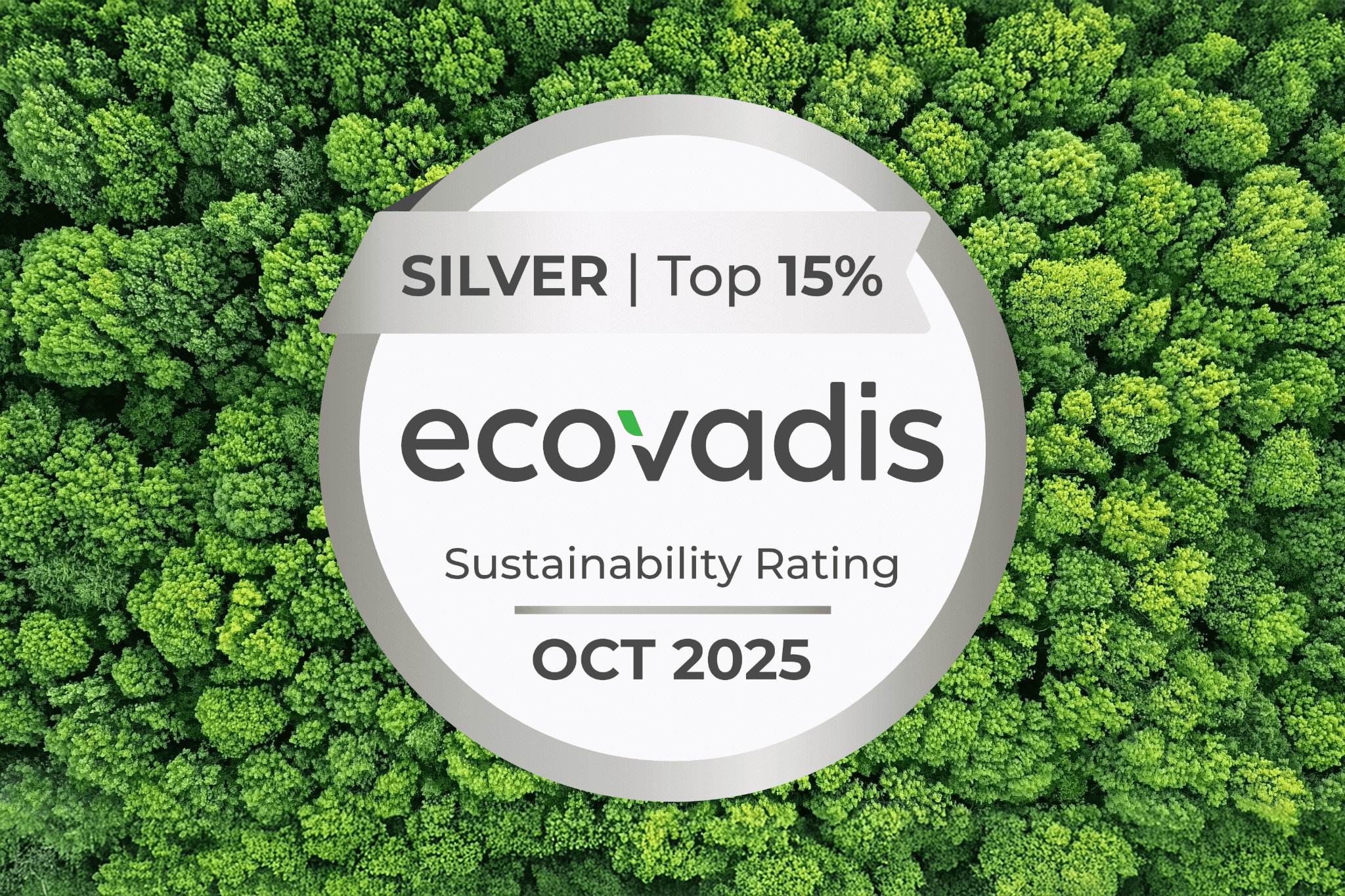 Ecovadis-Siegel in Silber mit der Auszeichnung „Top 15 %“ vor einem grünen Waldhintergrund, Nachhaltigkeitsrating Oktober 2025.