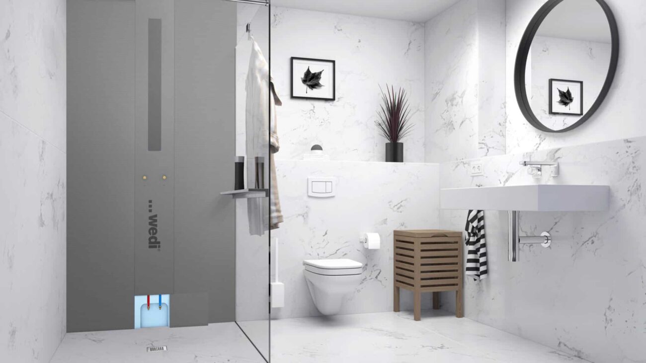 Badezimmer mit fertig montierter Wedi-Duschwand und sichtbarer Installationsaussparung unten.
