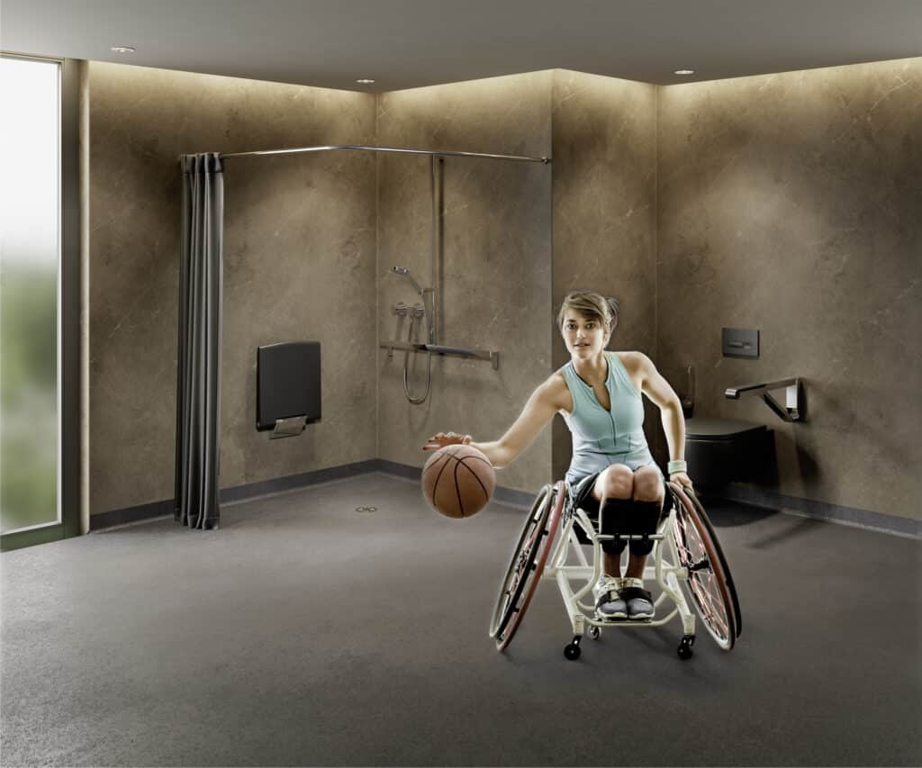 Rollstuhlgerechtes Bad mit moderner bodengleicher Dusche, Haltegriffen und Duschvorhang; eine Rollstuhlfahrerin spielt Basketball im Raum.